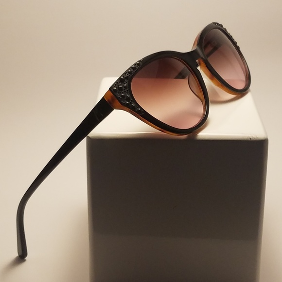 GUESS by Marchiano Women's Sunglasses - Picture 6 of 8